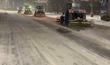 Echipele serviciilor municipale au intervenit din noapte pentru deszăpezire, astfel încât să se poată circula în bune co...
