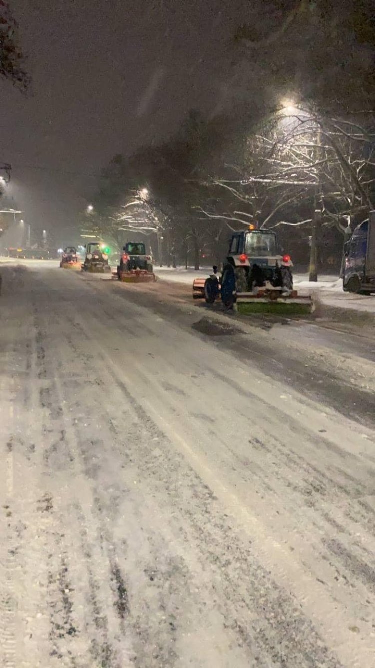 Echipele serviciilor municipale au intervenit din noapte pentru deszăpezire, astfel încât să se poată circula în bune co...