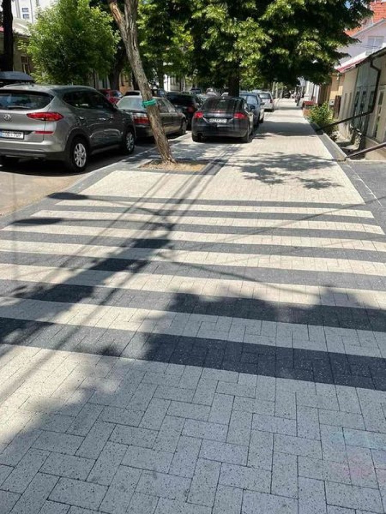 Continuă lucrările de reparației a trotuarelor de pe str. A. Șciusev. Actualmente se lucrează simultan pe 2 porțiuni....