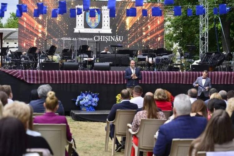 ????Cu prilejul Zilei Funcționarului Public, 47 de funcționari din cadrul Primăriei municipiului Chișinău, preturilor de s...