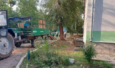 Mobilizarea serviciilor municipale continuă. Chiar dacă este weekend, serviciile specializate ale sectorului Buiucani in...