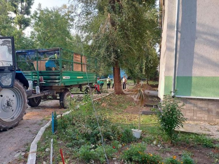 Mobilizarea serviciilor municipale continuă. Chiar dacă este weekend, serviciile specializate ale sectorului Buiucani in...