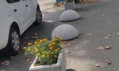 Astăzi, Pretura sectorului Buiucani a blocat accesul autovehiculelor pe trotuarul public din preajma blocului locativ di...