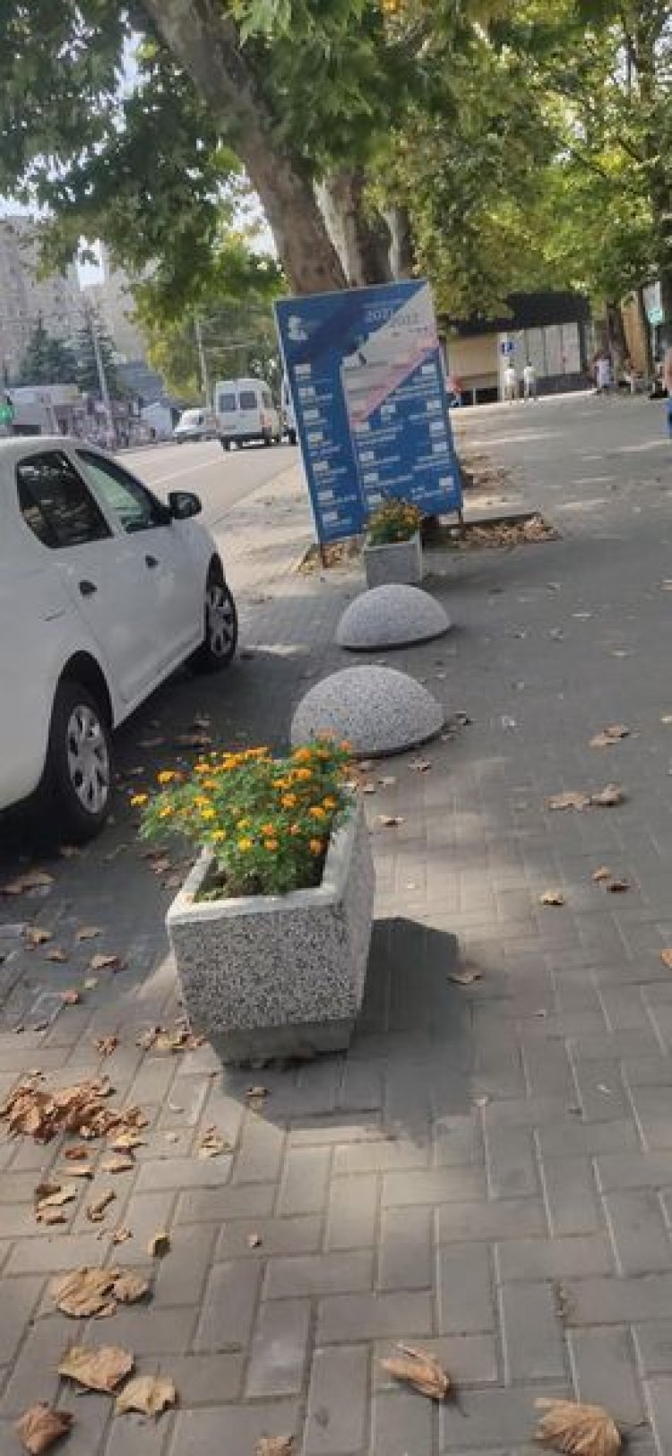 Astăzi, Pretura sectorului Buiucani a blocat accesul autovehiculelor pe trotuarul public din preajma blocului locativ di...