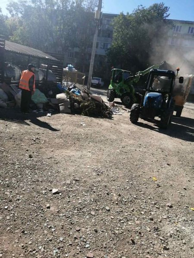 Campania de salubrizare de toamnă este în toi! ✅Toate serviciile municipale de gospodărire comunală din sector precum...