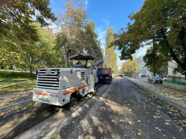 ✅Lucrări de reabilitare a carosabilului şi trotuarelor din strada Ion Neculce, sectorul Buiucani! În prezent sunt efectu...