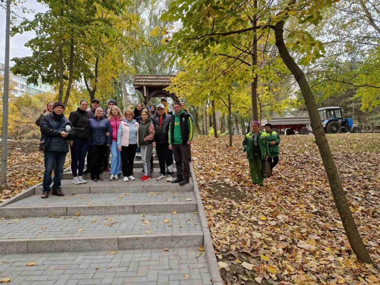 Chișinăuienii s-au mobilizat astăzi pentru o amplă acțiune de salubrizare organizată de Primăria Municipiului Chișinău!...