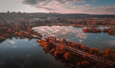 ✍Toamna e cel mai creativ anotimp din toate.  În parcul "La izvor" găsim astăzi peisaje pe gustul fiecăruia. Frunze galb...
