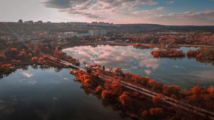 ✍Toamna e cel mai creativ anotimp din toate.  În parcul "La izvor" găsim astăzi peisaje pe gustul fiecăruia. Frunze galb...