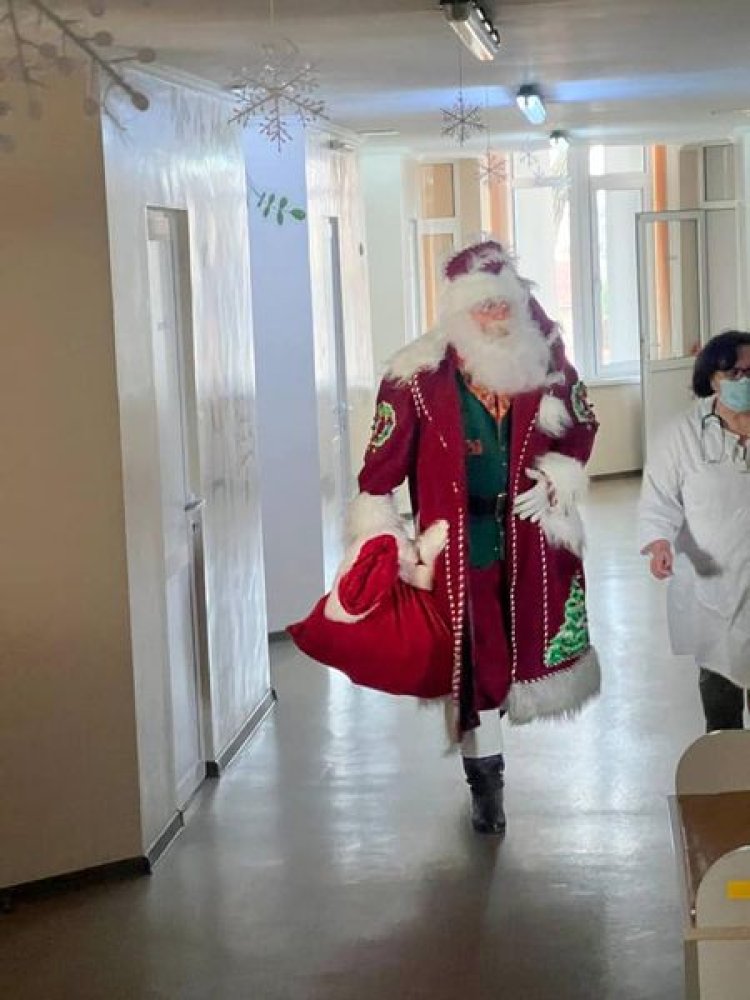 În ajunul Crăciunului se întâmplă minuni! Cu desaga plină de cadouri, Moș Crăciun de la Pretura sectorului Buiucani a aj...