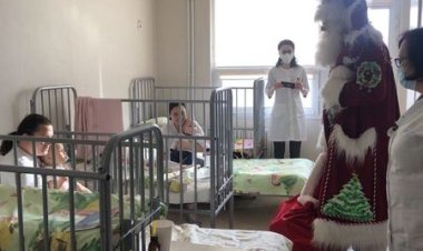 În ajunul Crăciunului se întâmplă minuni! Cu desaga plină de cadouri, Moș Crăciun a ajuns astăzi la Spitalul Clinic Muni...