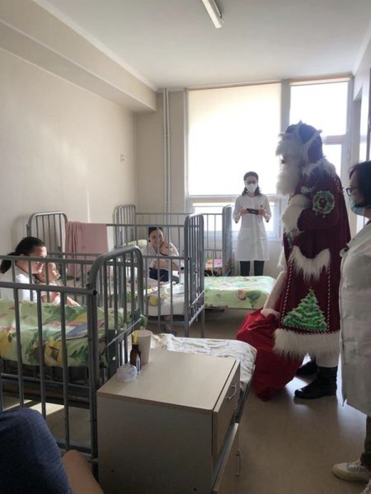 În ajunul Crăciunului se întâmplă minuni! Cu desaga plină de cadouri, Moș Crăciun a ajuns astăzi la Spitalul Clinic Muni...