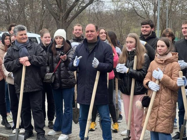 Forfotă mare azi în sectorul Buiucani! ☝ Primăria Municipiului Chișinău a organizat astăzi o amplă acțiune de plantar...