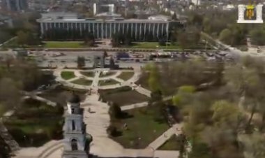 Dragi chișinăuieni și oaspeți ai Capitalei, vă dorim să aveți parte de sărbători binecuvântate alături de cei dragi! Ziu...