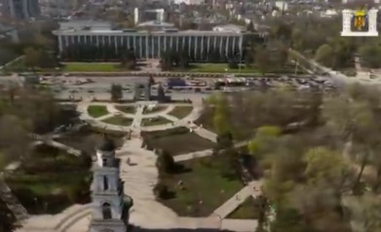 Dragi chișinăuieni și oaspeți ai Capitalei, vă dorim să aveți parte de sărbători binecuvântate alături de cei dragi! Ziu...