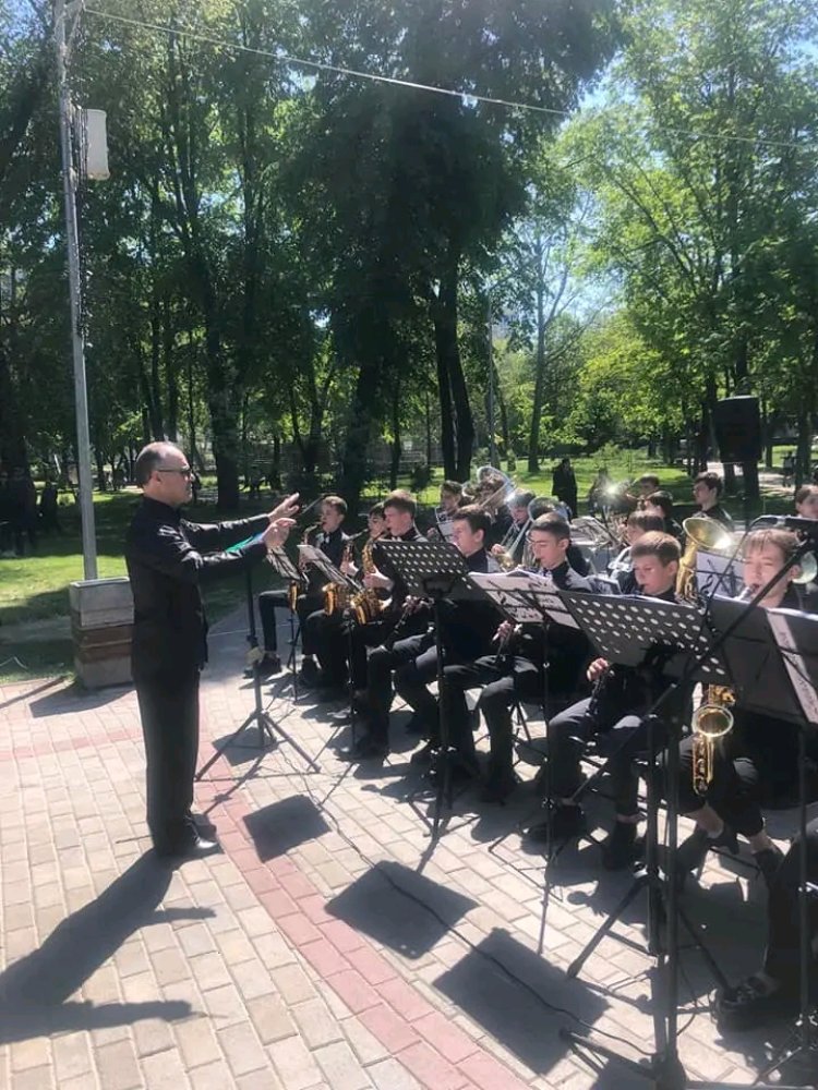 Astăzi, în comun cu elevii talentați ai Liceul Teoretic "Principesa Natalia Dadiani" Primăria Municipiului Chișinau...