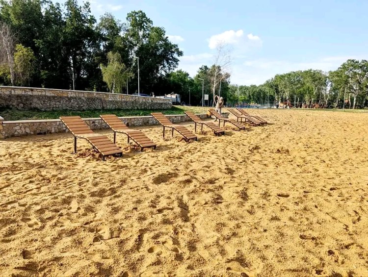Plaja din Parcul "La izvor" vă așteaptă la o cură de relaxare.  Plaja a fost renovată și reamenajată cu nisip și  mob...