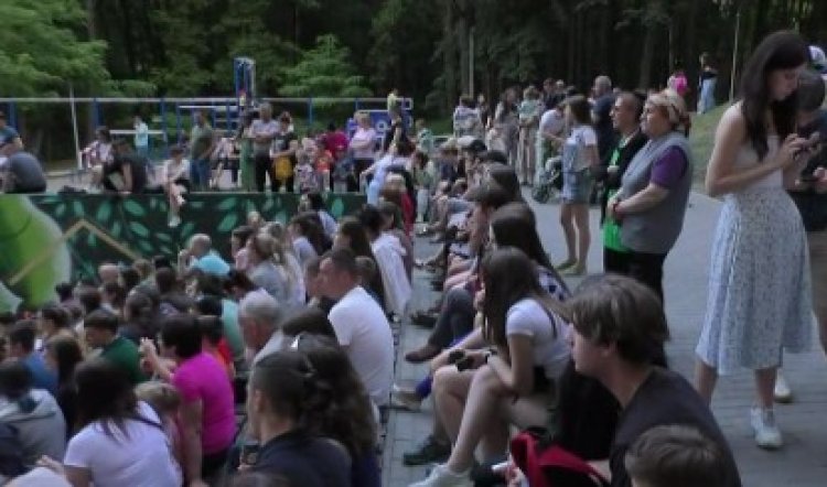 Proiecție de film la cinematograful de vară din Pădurea - Parc „Butoiaș”. Evenimentul are loc în cadrul Festivalului de...