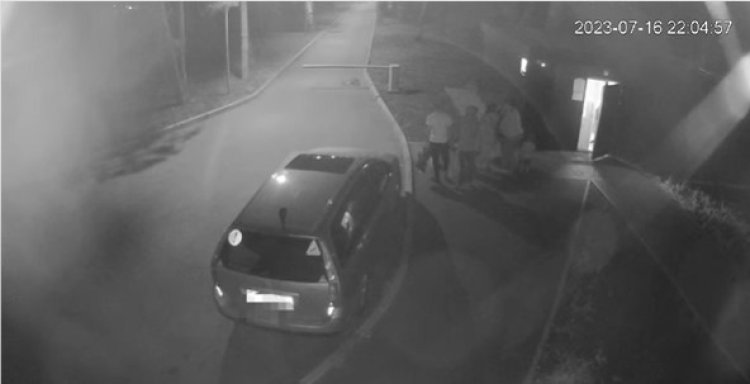 ‼️ Cu regret, constatăm că în parcul "La izvor" avem și astfel de vizitatori.  ???? Cu atâta tupeu a distrus un bun, amena...