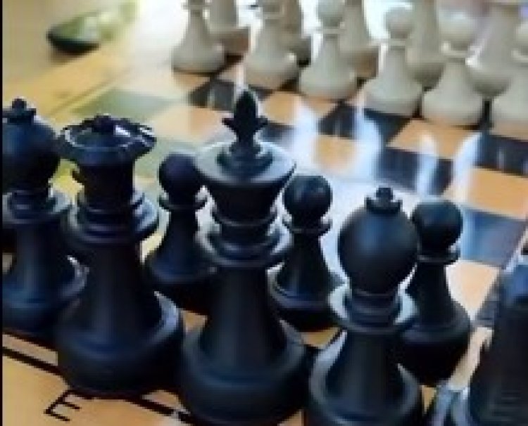 ♟️Continuă Campionatul Municipal de Șah și Joc de Dame pentru Seniori, organizat în premieră în acest an de Primăria Mun...