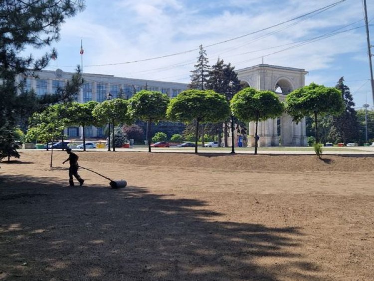 ????Prima Etapă de Reabilitare a Grădinii Publice Scuarul Catedralei Mitropolitane "Nașterea Domnului" este pe ultima sută...