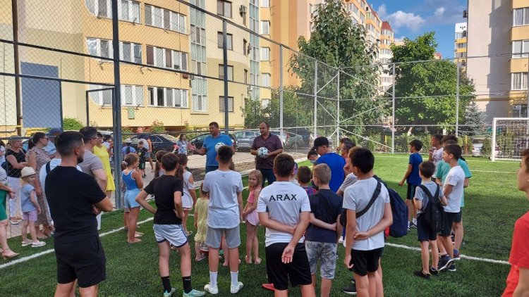 ⚽️ Un teren de minifotbal modern a fost  construit de Primăria Municipiului Chișinău  și deschis astăzi în cartierul din...