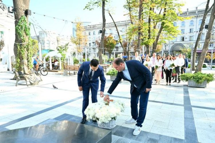 ????????De Ziua Limbii Române, conducerea Primăriei Chișinău a adus un omagiu poeților și scriitorilor, care au dezvoltat, a...