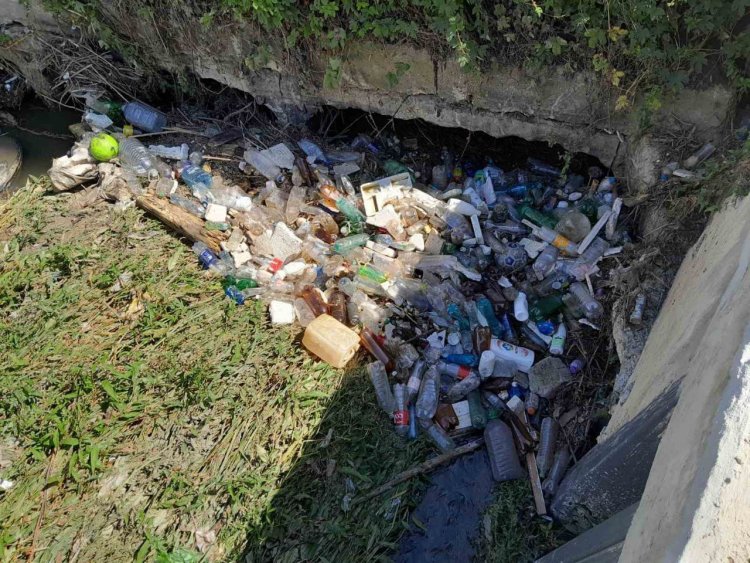 Acțiune de salubrizare a râuletului Durlești! Înarmați cu greble, saci și cizme de cauciuc, angajații Î.M. „Asociația de...