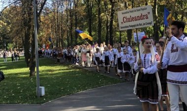 Festivalul Internațional de dans "Rapsodia Copilariei", Ediția a 2-a a adunat ieri în parcul "Alunelul", zeci de tineri...