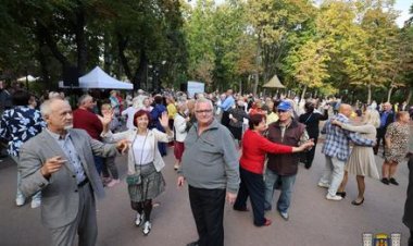 Pretura sectorului Buiucani: Seniorii din capitală sunt invitați din nou la dans în Parcul Central, în cadrul Proiectulu...