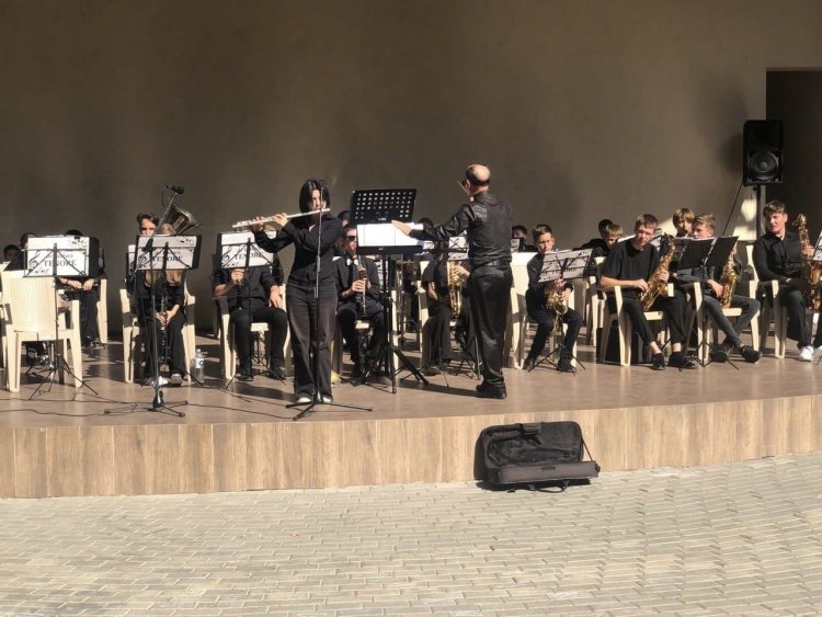 Astăzi, am mai încheiat un proiect frumos și deosebit! Toată vara, Orchestra de fanfară a elevilor talentați "Tenori" au...