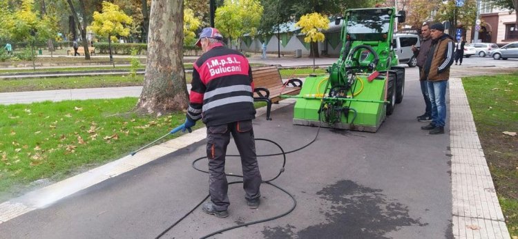 ⚠️ Campania de salubrizare de toamnă a început! ✅Dotați cu tehnică și echipamente corespunzătoare, toate serviciile muni...