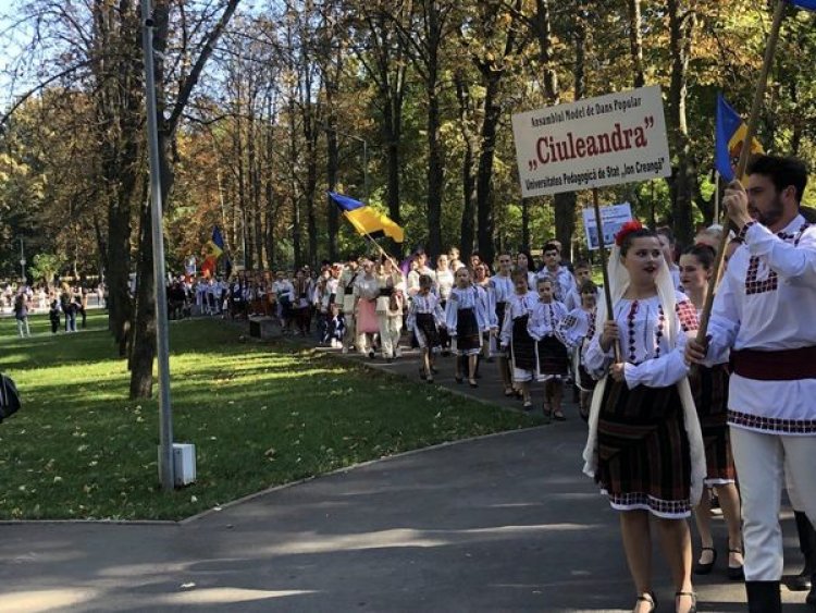 Festivalul Internațional de dans "Rapsodia Copilariei", Ediția a 2-a a adunat ieri în parcul "Alunelul", zeci de tineri...