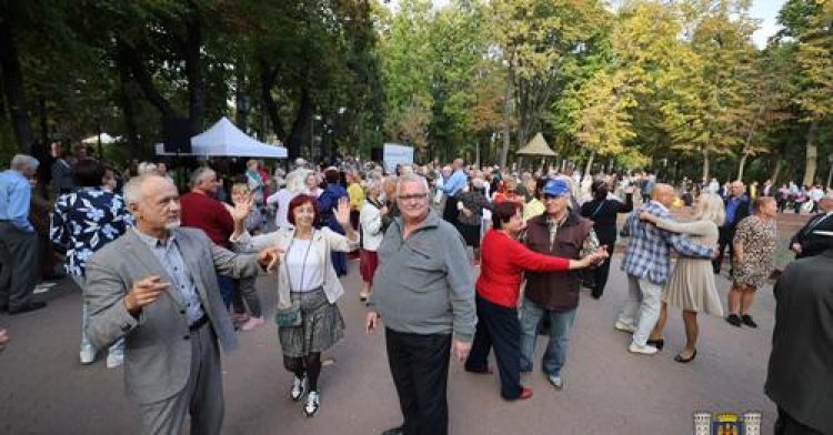 Pretura sectorului Buiucani: Seniorii din capitală sunt invitați din nou la dans în Parcul Central, în cadrul Proiectulu...