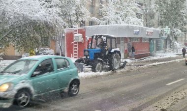 Toate serviciile municipale specializate sunt în teren încă din această noapte pentru combaterea efectelor ninsorilor...