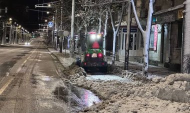 În aceasta noapte, toate autospecialele municipale de deszăpezire au lucrat intens astfel încât să se poată circula în c...