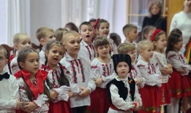 ????E vremea colindelor!  Copii talentați de la Grădinița de copii nr. 166, alături de dascălii lor, au venit la Pretura s...