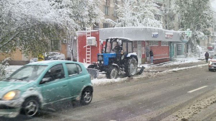 Toate serviciile municipale specializate sunt în teren încă din această noapte pentru combaterea efectelor ninsorilor...