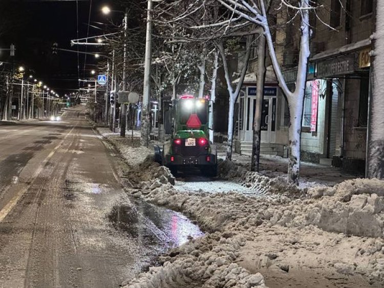 În aceasta noapte, toate autospecialele municipale de deszăpezire au lucrat intens astfel încât să se poată circula în c...