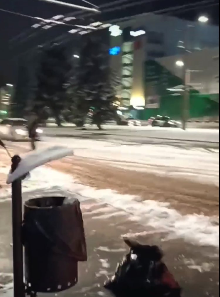 Echipele specializate municipale ale sectorului Buiucani au intervenit la deszăpezire încă din noapte, astfel încât să s...