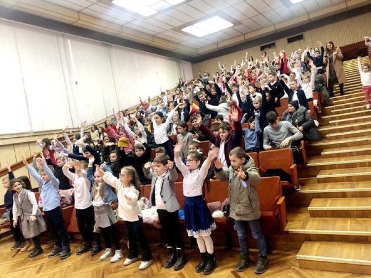 ✨ Concert de Crăciun pentru copiii angajaților serviciilor municipale: o sărbătoare plină de bucurie și solidaritate. As...