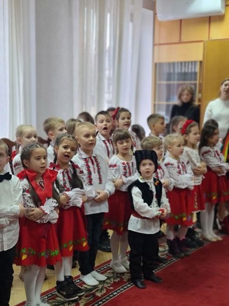 ????E vremea colindelor!  Copii talentați de la Grădinița de copii nr. 166, alături de dascălii lor, au venit la Pretura s...