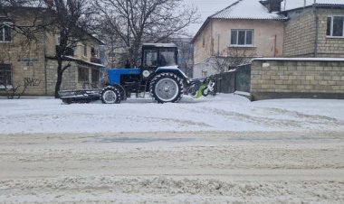 Iarna și-a întrat în drepturi în adevăratul sens al cuvântului. Începând cu orele 04:00, echipele de intervenție municip...