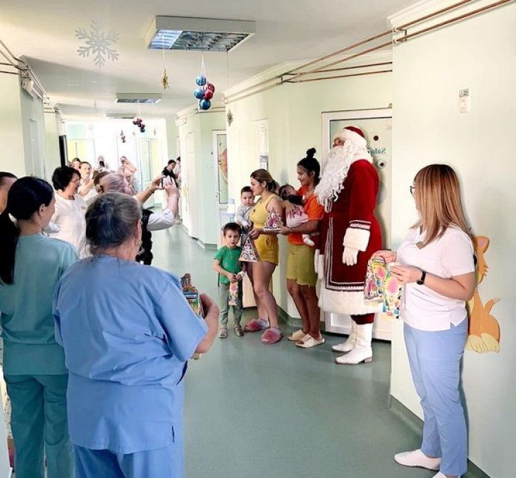 Cu bucurie și căldură în suflet, Moș Crăciun de la Pretura sectorului Buiucani a făcut astăzi o vizită specială la Spita...