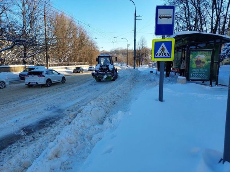 Toate serviciile municipale lucrează în regim sporit în aceste zile, în mai multe ture și fără pauze, pentru a oferi sig...