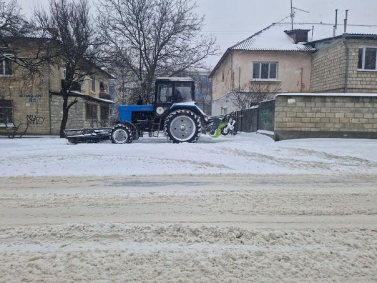 Iarna și-a întrat în drepturi în adevăratul sens al cuvântului. Începând cu orele 04:00, echipele de intervenție municip...