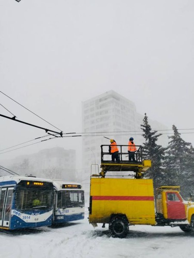 ❗️Pentru siguranța călătorilor, circulația transportului public rămâne sistată până la sfârșitul zilei.  Conform datelor...