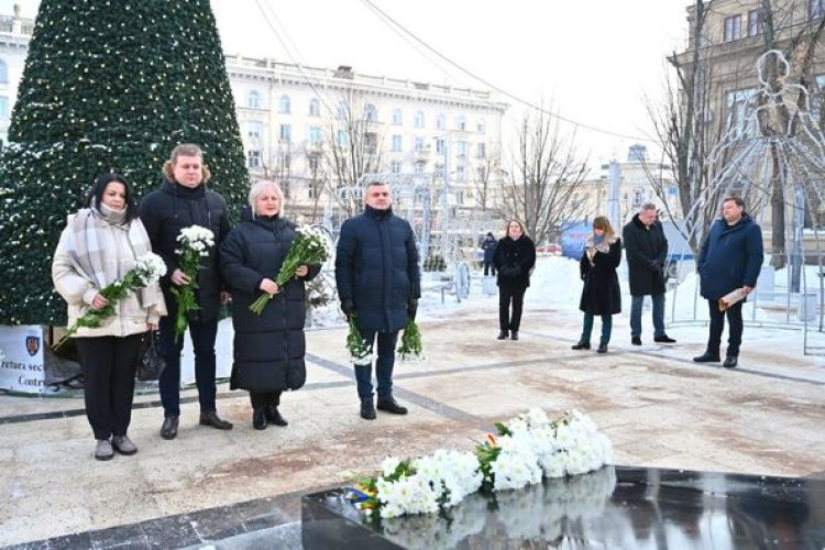 ✍ Cu ocazia aniversării a 174 de ani de la nașterea marelui poet, Mihai Eminescu Primăria Municipiului Chișinău  a organ...